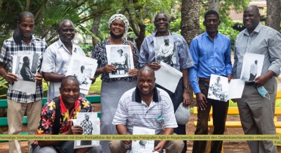 Ehemalige Vertragsarbeiter aus Mosambik mit ihren Portraitfotos der Ausstellung des Fotografen Aghi in Hoyerswerda anlässlich des Gedenkwochenendes »Hoyerswerda 1991«