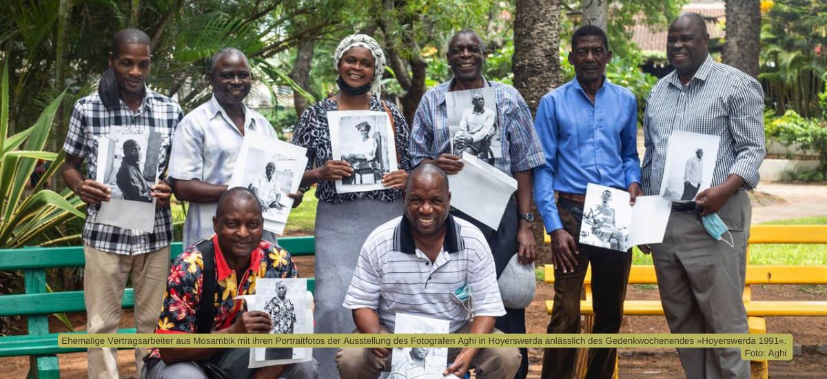 Ehemalige Vertragsarbeiter aus Mosambik mit ihren Portraitfotos der Ausstellung des Fotografen Aghi in Hoyerswerda anlässlich des Gedenkwochenendes »Hoyerswerda 1991«