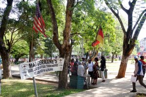 Die ehemaligen Vertragsarbeiter*innen werden in Mosambik „Madgermanes“ genannt. Bis heute kämpfen sie um die Auszahlung ihrer in der DDR einbehaltenen Lohnanteile.