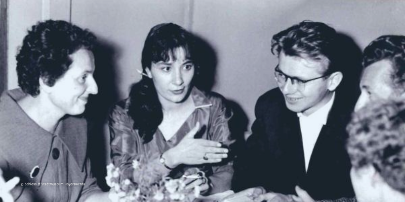 Zu sehen sind vier Personen: Dorothea Kleine ; 2.v.li. : Brigitte Reimann ; 3.v.li. : Rolf Gozell ( Zirkelmitglied )