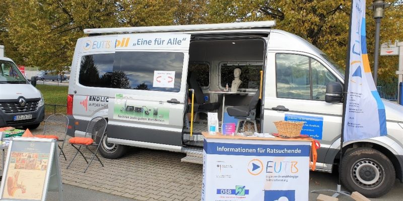 Zu sehen ist das HÖRmobil des EUTB-Beratungsstelle, welches am 01.06. zum Aktionstag rund um Seh- & Hörverlust vor der Brigitte-Reimann-Stadtbibliothek stehen wird