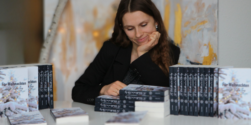Autorin Louise Seeliger mit Büchern