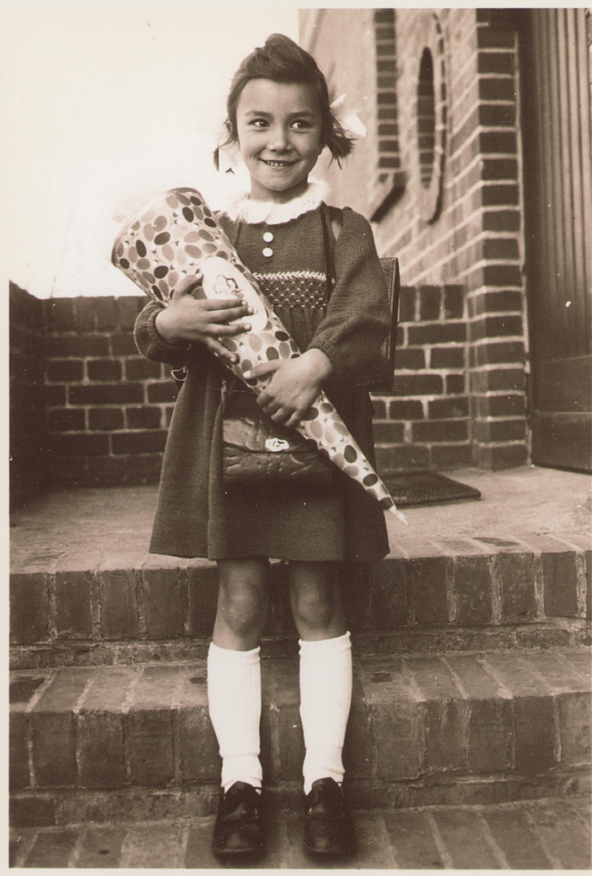 Brigitte R. mit Schultüte Ostern, 1939 