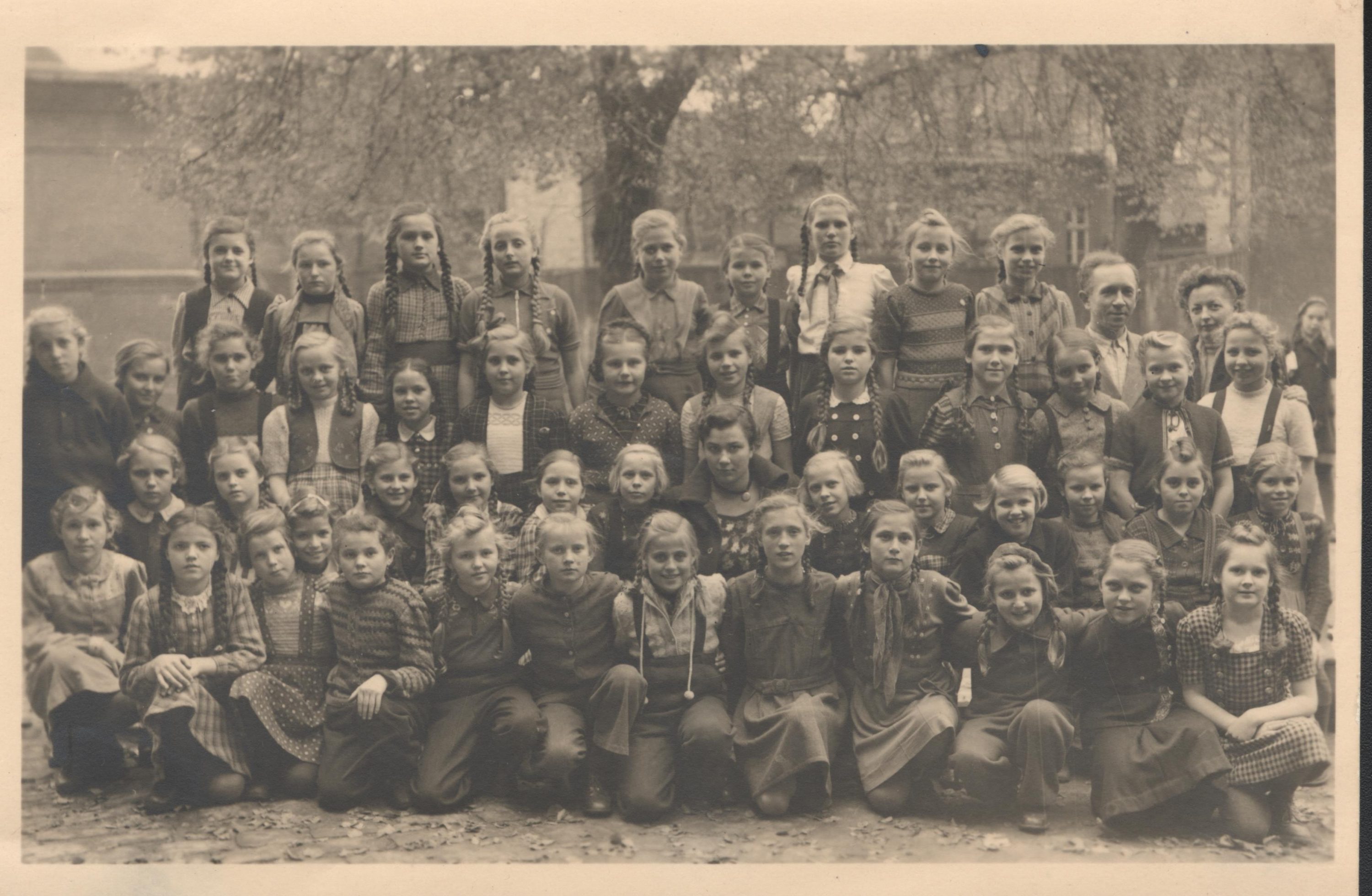 B. Reimann als Lehrerin mit Mädchenklasse Grundschule Burg, 1951  