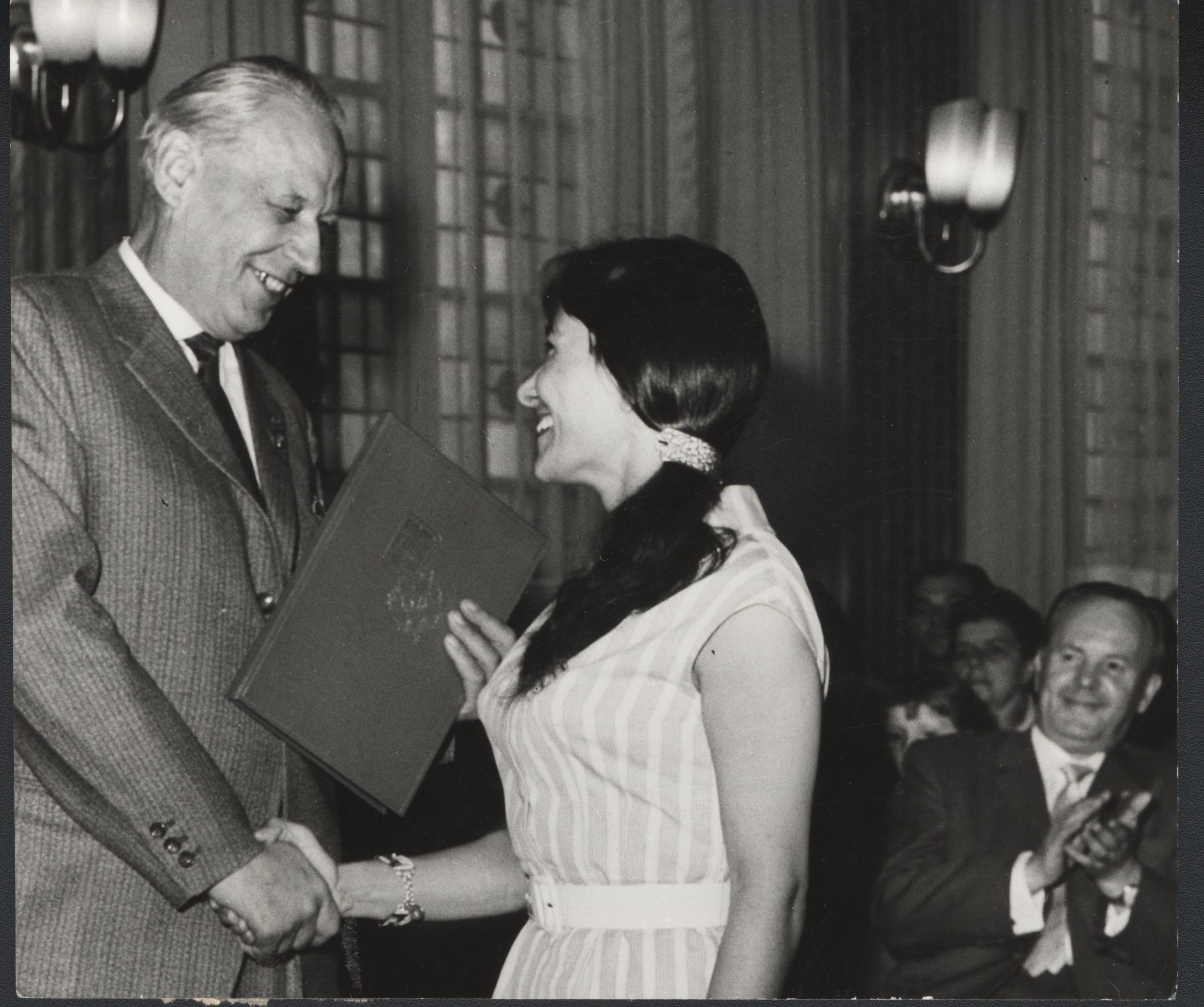 Herbert Warnke überreicht den FDGB-Literaturpreis an B. Reimann, Erfurt 10.6.1962