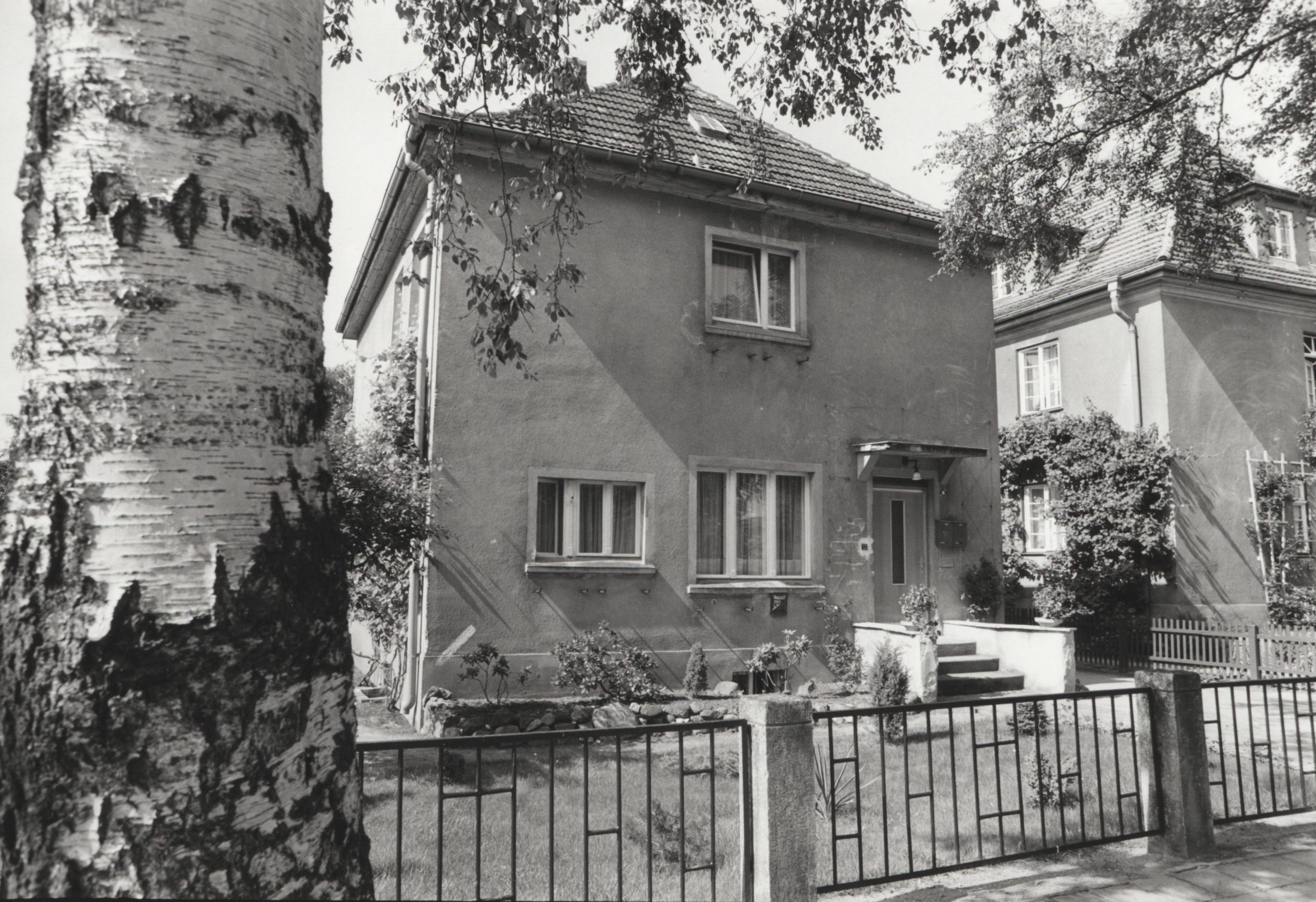 1988 Wohnhaus von Brigitte R., Neubrandenburg, Juli, Foto Bernd Lasdin
