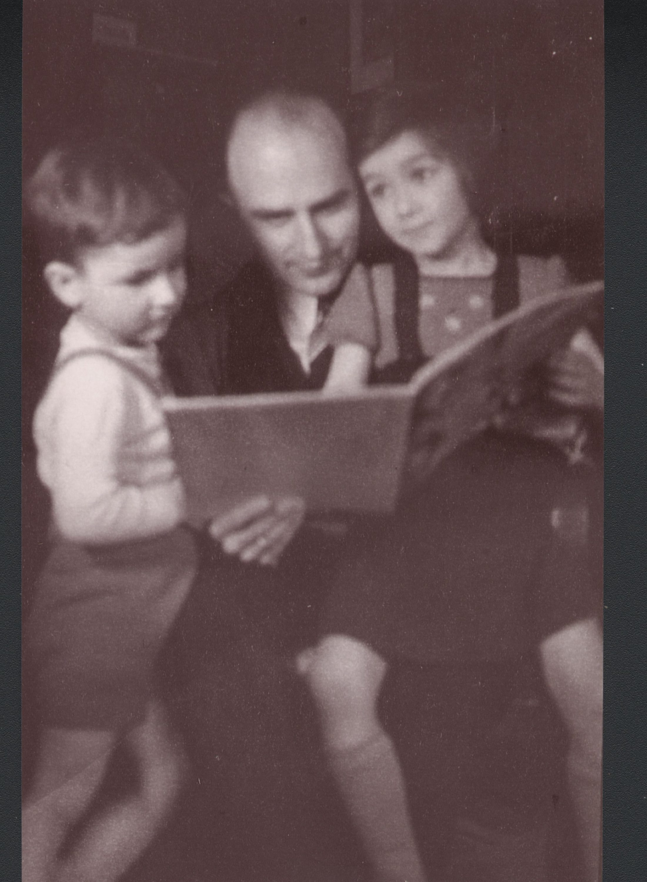 Willi Reimann liest Lutz und Brigitte vor, ca. 1936 