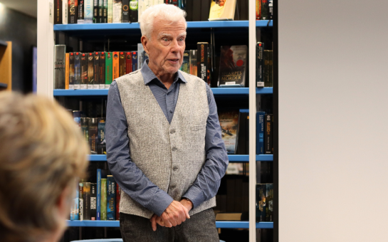 Zu sehen ist Dr. Horst Böttge bei der Veranstaltung "Dialog-Café"