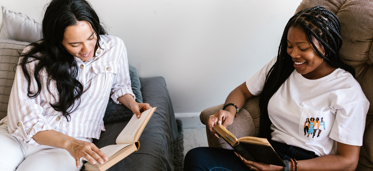 Zwei Frauen lesen zusammen.