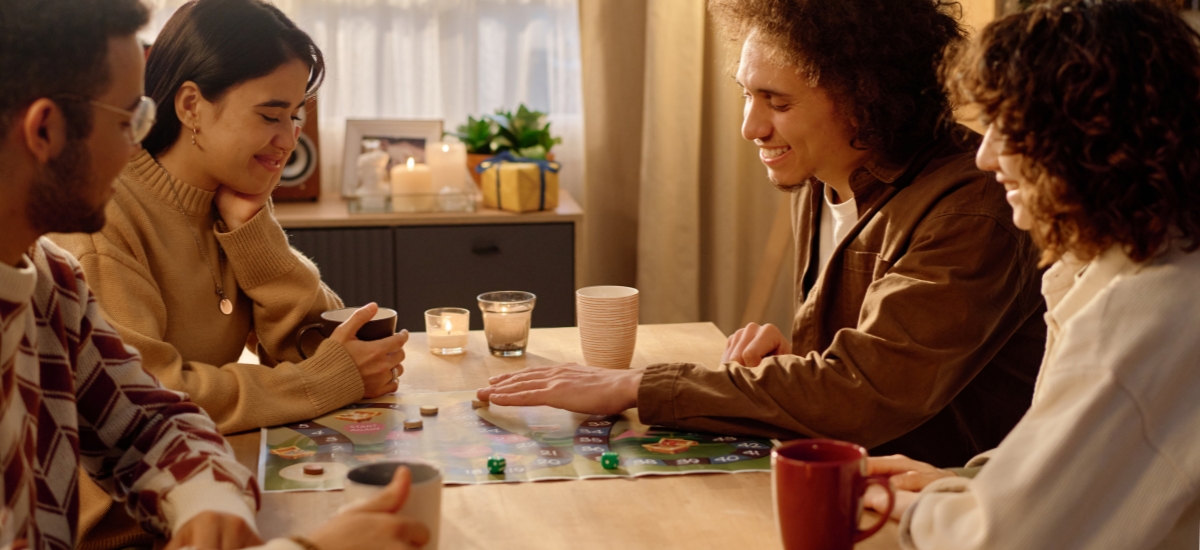 Vier Personen spielen ein Brettspiel.